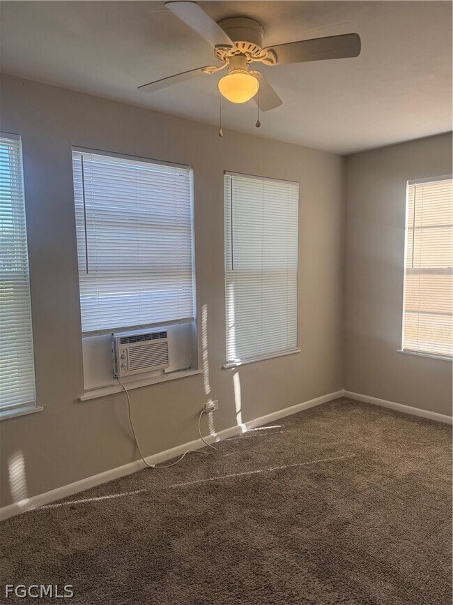 2304 Grand Ave in Ft. Myers, FL - Foto de edificio - Building Photo