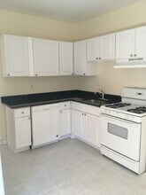 14 Parkway Rd, Unit 4 in Brookline, MA - Foto de edificio - Building Photo