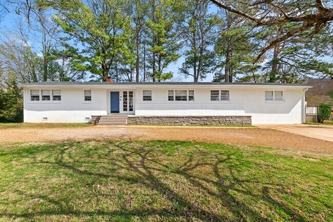 8009 Whitesburg Dr in Huntsville, AL - Building Photo - Building Photo