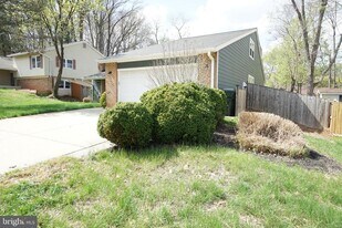 322 Sugarland Run Dr in Sterling, VA - Building Photo