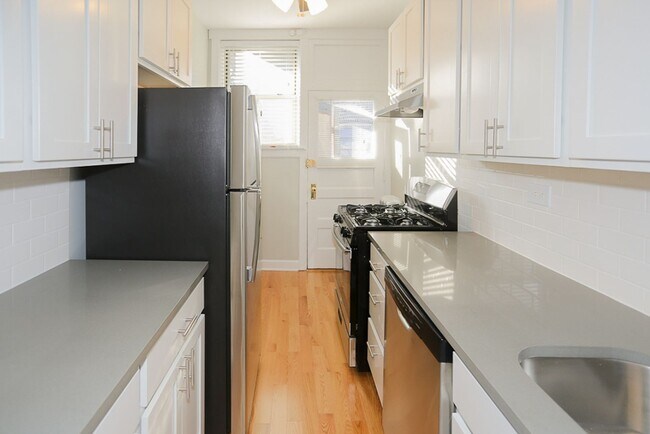 5046 N Winchester Ave, Unit 1932-3 in Chicago, IL - Building Photo - Building Photo