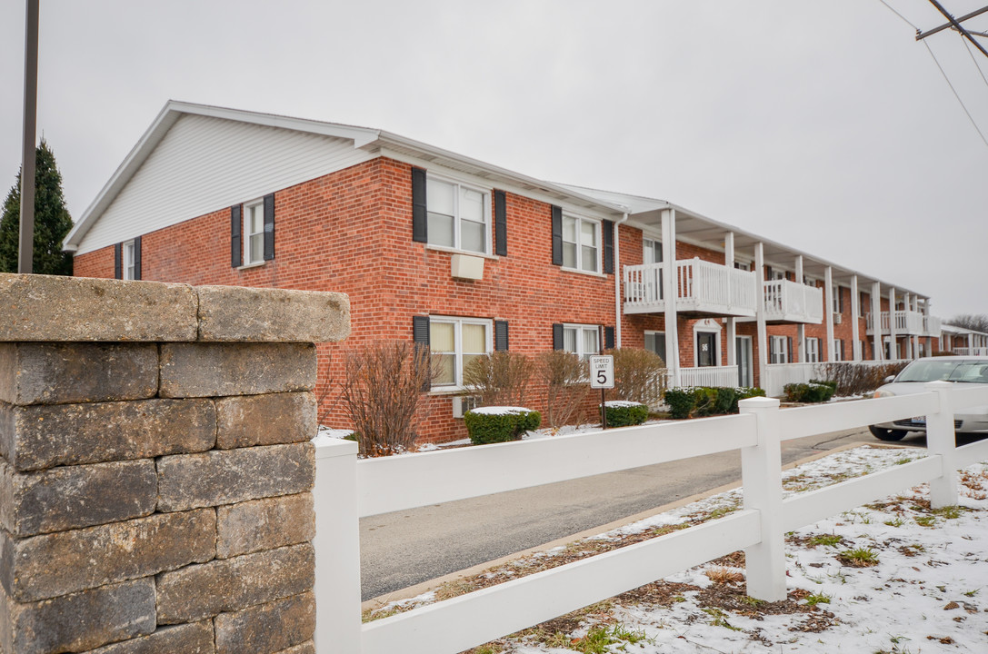 Maple Grove Condominium Rentals in Lisle, IL - Building Photo