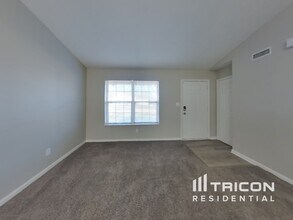 25 Suncrest Dr in Greenwood, IN - Foto de edificio - Building Photo