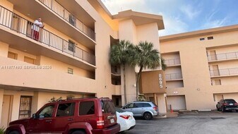 8895 Fontainebleau Blvd in Miami, FL - Building Photo