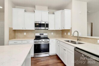 16027 Harbor Hill Dr in Charlotte, NC - Building Photo - Building Photo