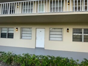 52 Woodland Dr, Unit 104 in Vero Beach, FL - Building Photo - Building Photo