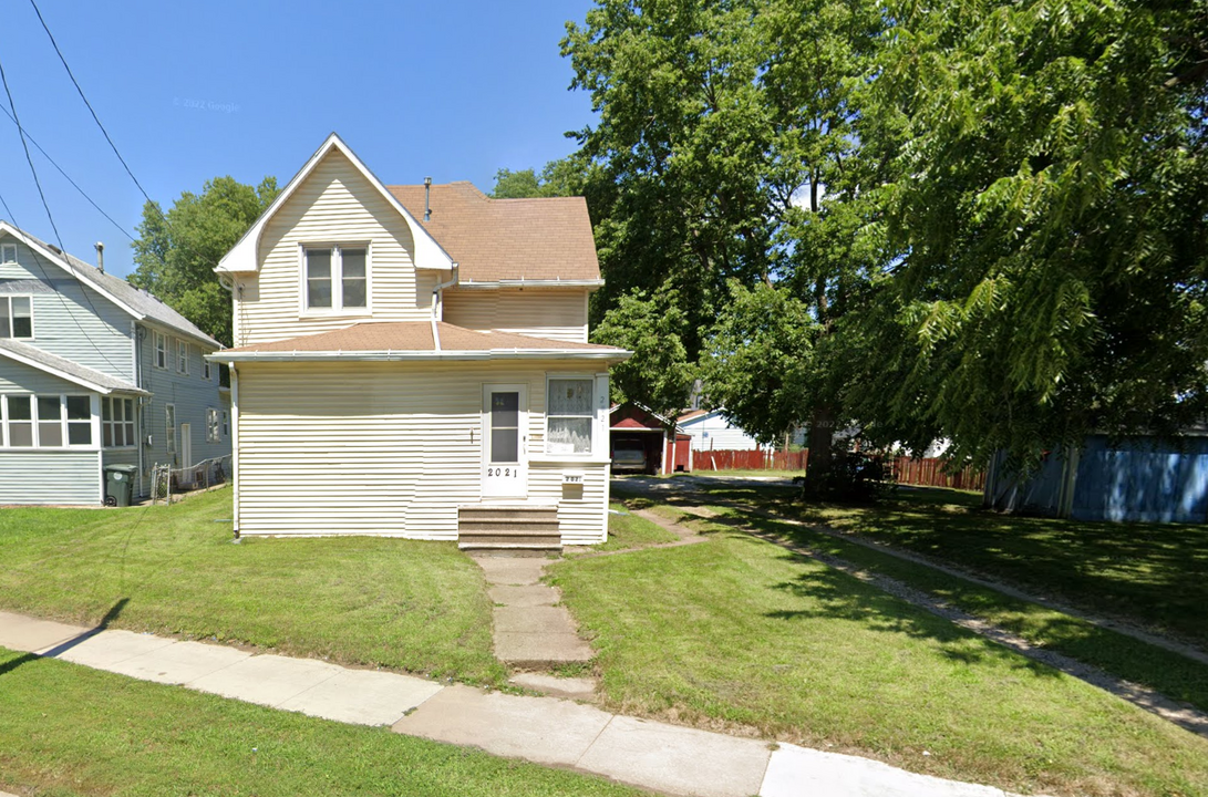 2021 Lafayette St in Waterloo, IA - Building Photo