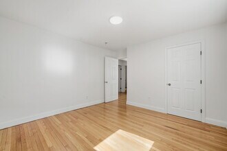 87 Floral St, Unit 1 in Newton, MA - Building Photo - Building Photo