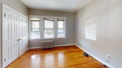 48 Oak St in Dedham, MA - Foto de edificio - Building Photo