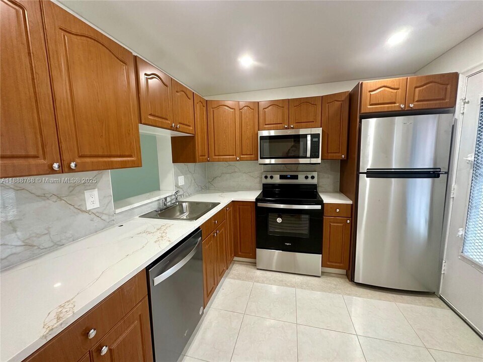 301 NE 14th Ave in Hallandale Beach, FL - Building Photo