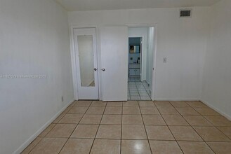 250 NE 40th St in Oakland Park, FL - Building Photo - Building Photo