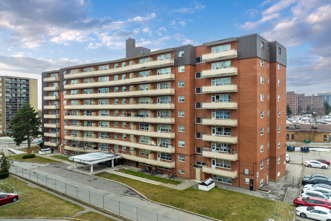 Bristol Arms Apartment in Mississauga, ON - Building Photo