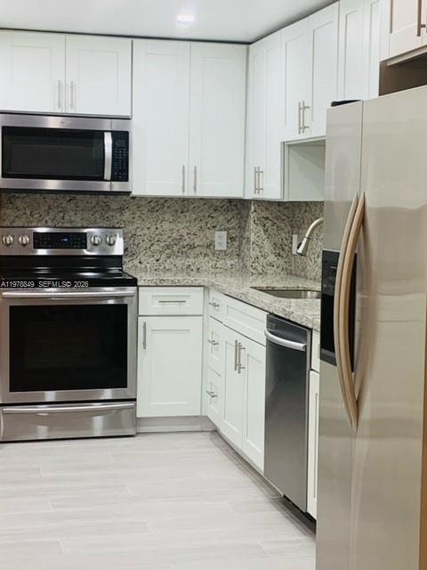 90 Edgewater Dr in Miami, FL - Foto de edificio - Building Photo