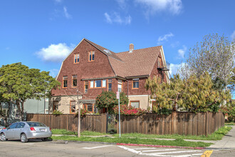 2447 Derby St in Berkeley, CA - Building Photo - Building Photo