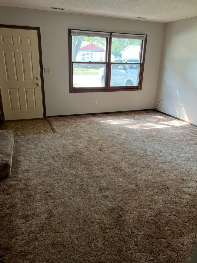 1320 E Pearl St in Sioux Falls, SD - Foto de edificio - Building Photo