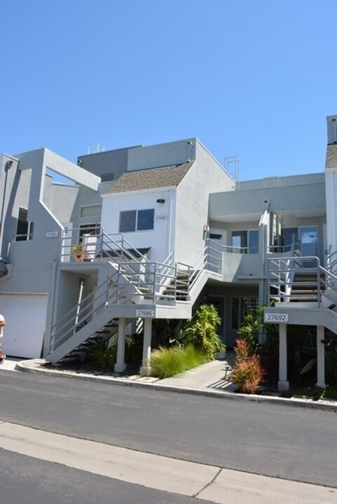 27688 Aquamarine in Mission Viejo, CA - Building Photo