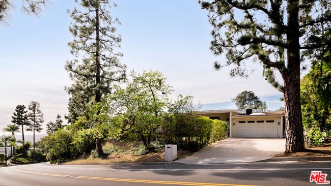 1845 Loma Vista Dr in Beverly Hills, CA - Building Photo - Building Photo