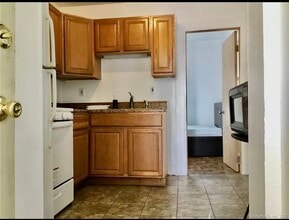15 Winchester Ave, Unit 1 in New Haven, CT - Building Photo - Building Photo