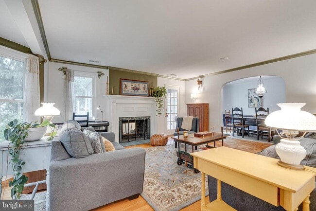 property at 423 W Colonial Hwy