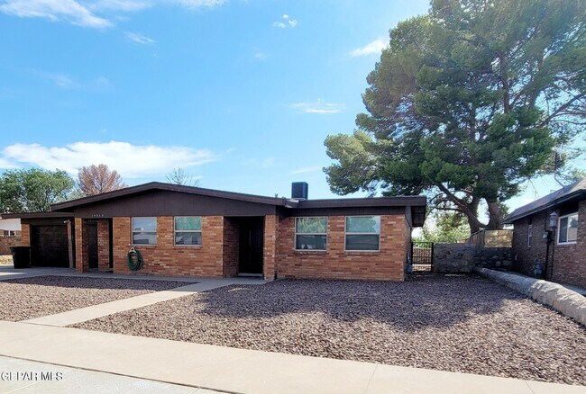 14860 Holden Rd in Horizon City, TX - Building Photo - Building Photo