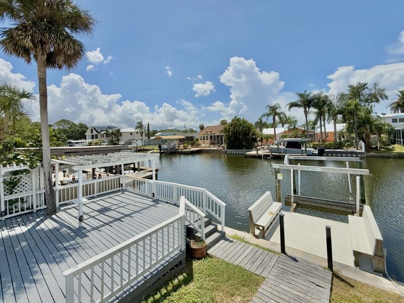 8718 Thornwood Ln in Tampa, FL - Foto de edificio