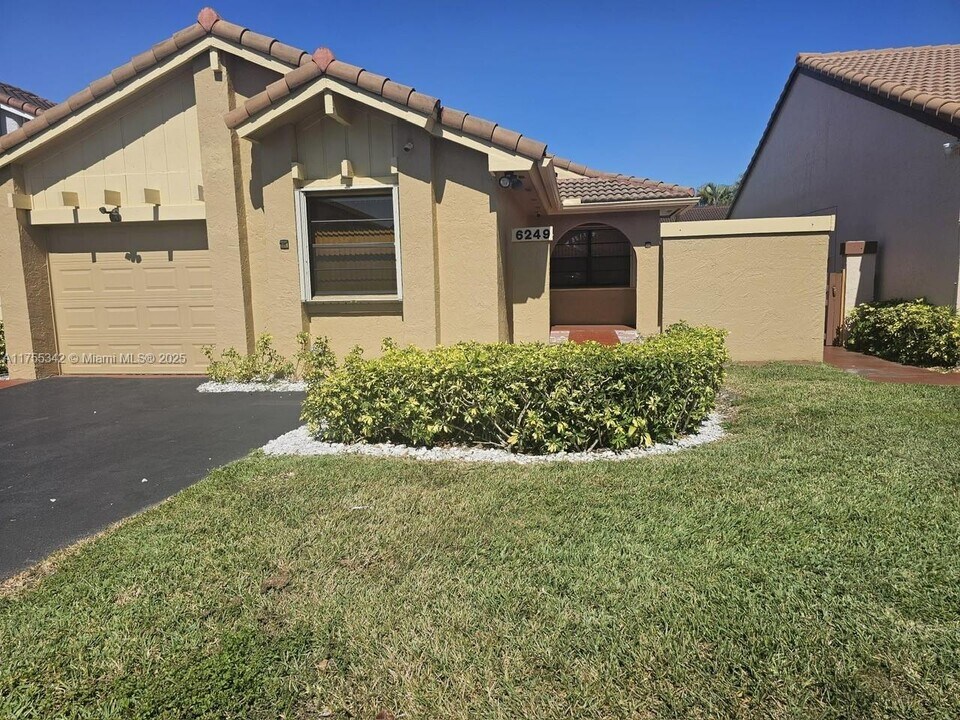 6249 NW 175th Terrace in Hialeah, FL - Building Photo