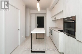 8 Eglinton Ave E in Toronto, ON - Building Photo - Building Photo