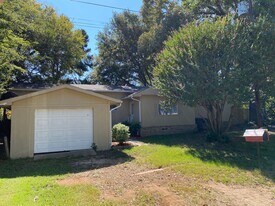 16584 Lakeway Cir in Flint, TX - Building Photo