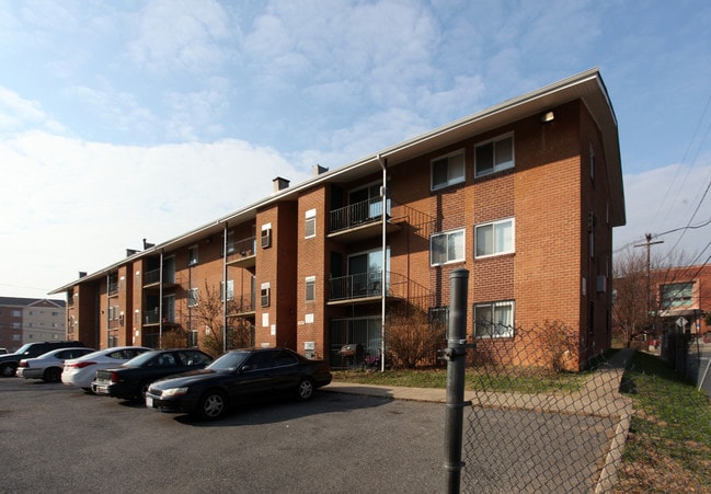 Bass Place Apartment Homes in Washington, DC - Foto de edificio - Building Photo