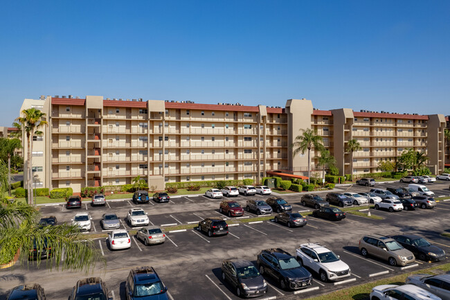 Poinciana Place in Lake Worth, FL - Foto de edificio - Building Photo