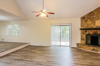 832 Lost Creek Cir in Stone Mountain, GA - Foto de edificio - Building Photo