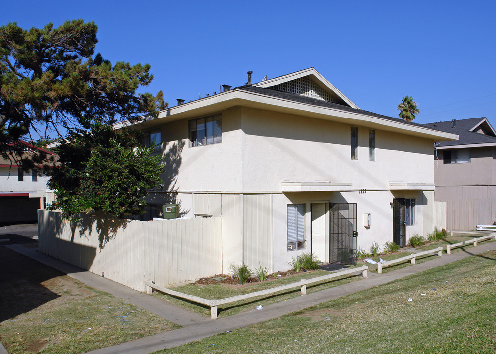 1255 S 10th St in Corona, CA - Foto de edificio