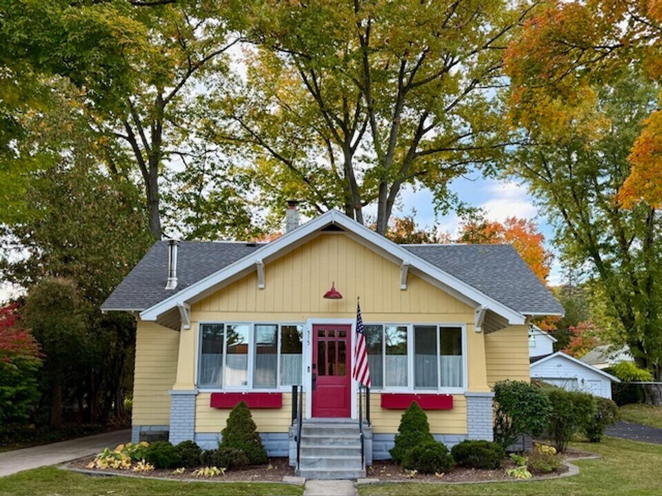 515 N St Joseph St in Suttons Bay, MI - Building Photo