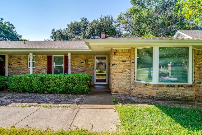 1706 Larkspur Dr in Arlington, TX - Building Photo - Building Photo