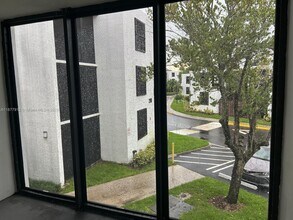 210 Lake Pointe Dr in Oakland Park, FL - Foto de edificio - Building Photo