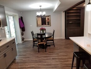 6675 Canterbury Dr, Unit Garden Apartment in Gladstone, OR - Foto de edificio - Building Photo