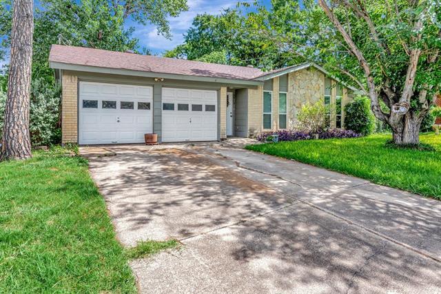 5913 Cathy Ct in Watauga, TX - Building Photo
