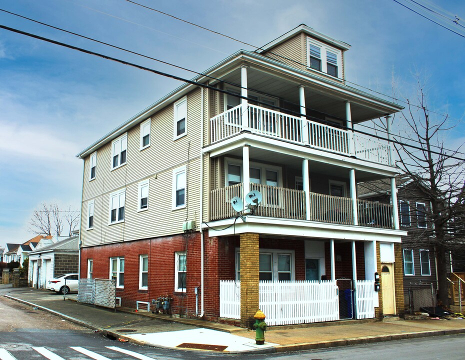 707 Douglas Ave in Providence, RI - Building Photo