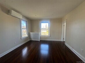 55 Sea Cliff Ave in Sea Cliff, NY - Foto de edificio - Building Photo