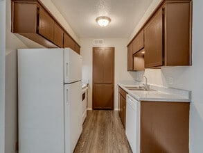 Sandhill Apartments in Midwest City, OK - Foto de edificio - Building Photo