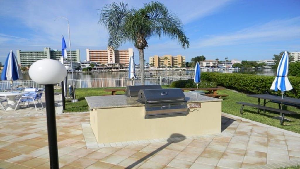 10215 Regal Dr in Largo, FL - Building Photo