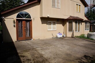 3012 SE 157th Ave in Portland, OR - Foto de edificio - Building Photo