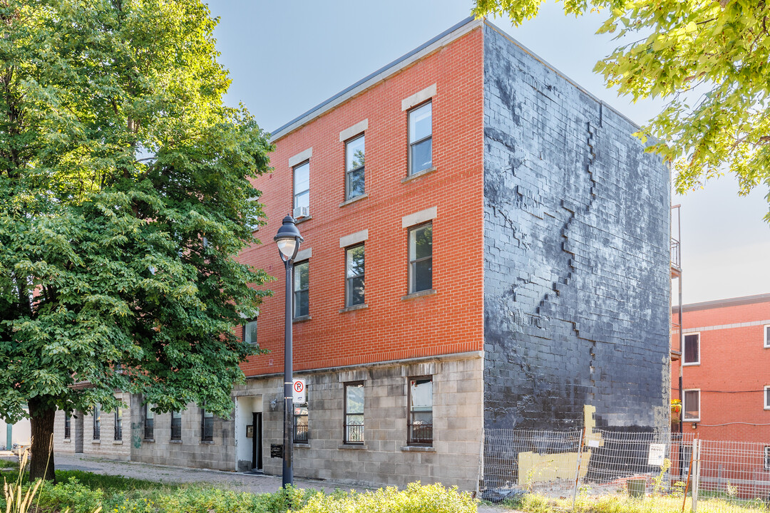 2052 Saint-Antoine Rue O in Montréal, QC - Building Photo