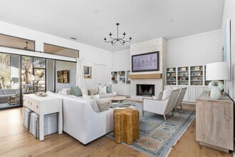 613 Golden Bear Dr in Austin, TX - Building Photo - Building Photo