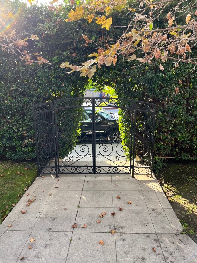 504 N Heliotrope Dr, Unit 504 N heliotrope in Los Angeles, CA - Building Photo - Building Photo