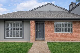 5815 Village Forest Ct in Houston, TX - Building Photo