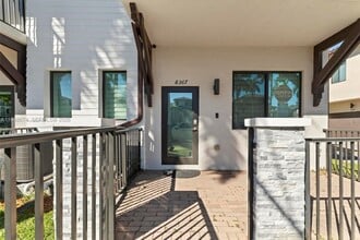 8367 Central Park Blvd in Doral, FL - Building Photo - Building Photo