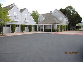 206 Mendocino Way, Unit 206 in Redwood City, CA - Building Photo - Building Photo