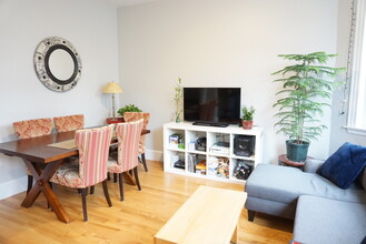 56 Gardner St, Unit 4 in Boston, MA - Foto de edificio - Building Photo