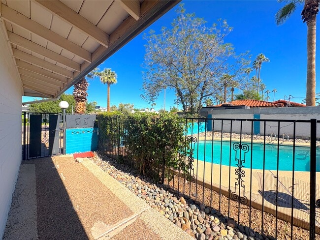 2711 E Glenrosa Ave, Unit 2711 in Phoenix, AZ - Foto de edificio - Building Photo